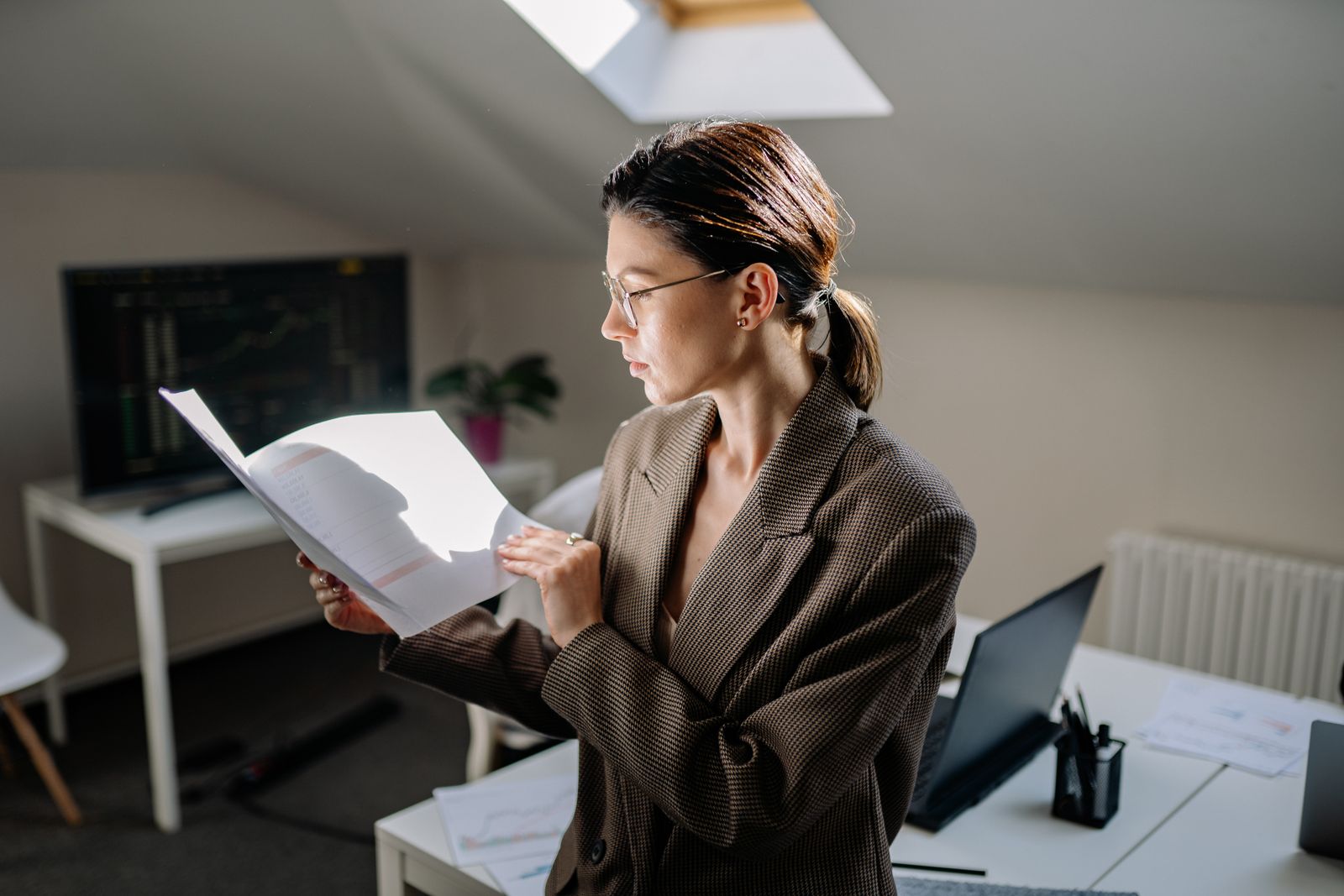 What does a registered agent do? A professional reviews official state correspondence at the office